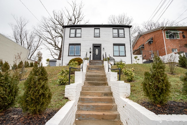 Photo - 335 Division Ave NE House