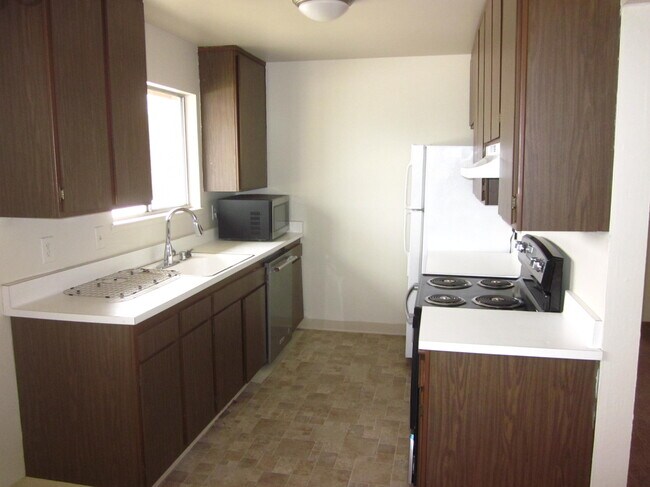 kitchen with dishwasher - 1869 Lacassie Ave