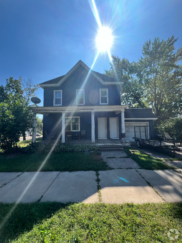 Building Photo - 104 N Rural St