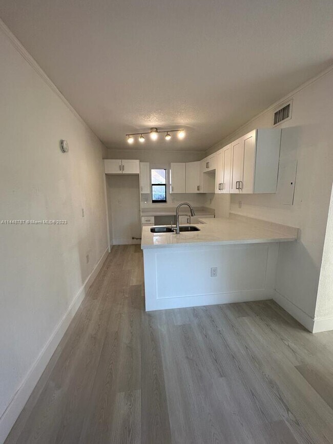 Foto del edificio - 6170 SW 62nd Terrace