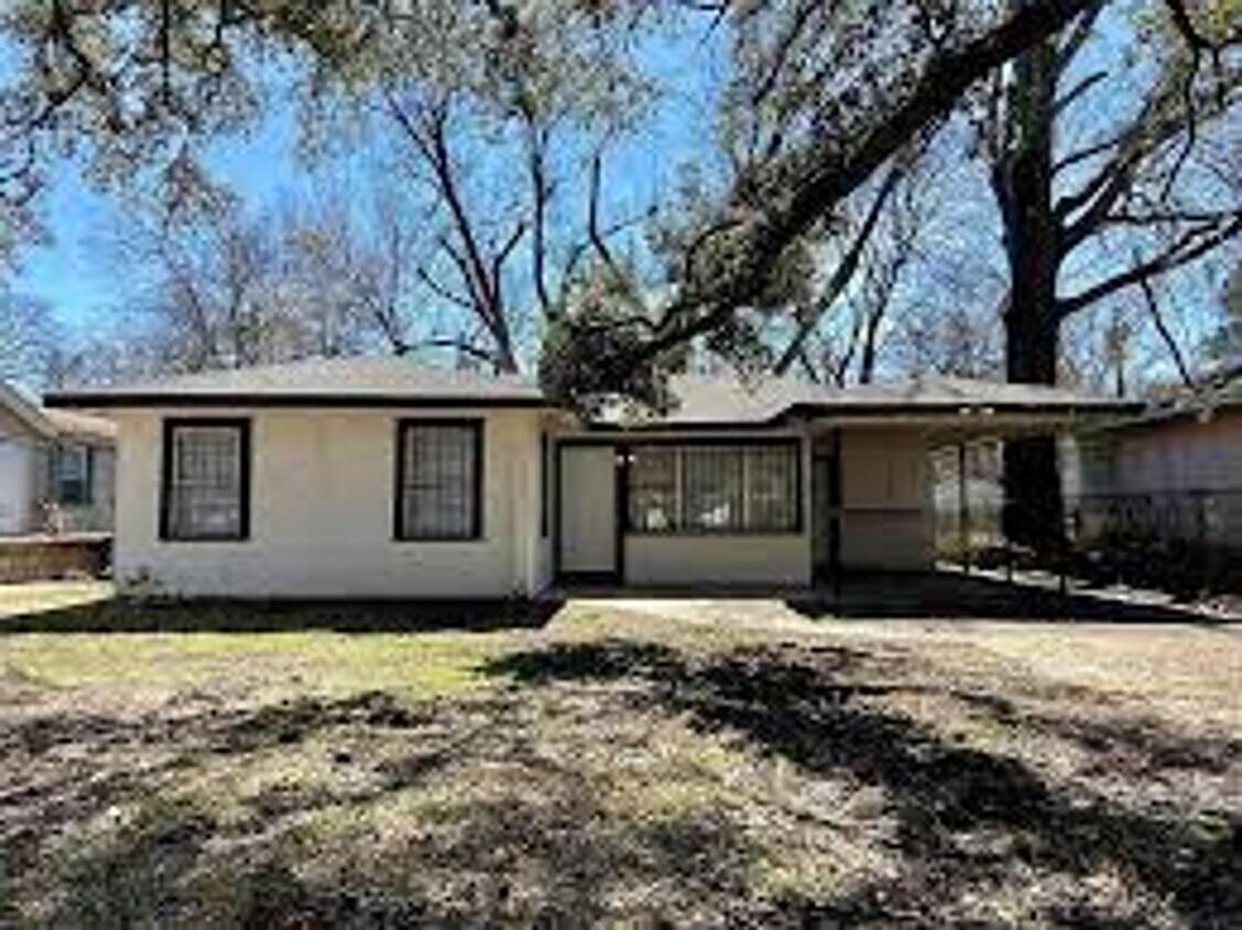 Foto principal - Large 3 bedroom, 2 bath with appliances!