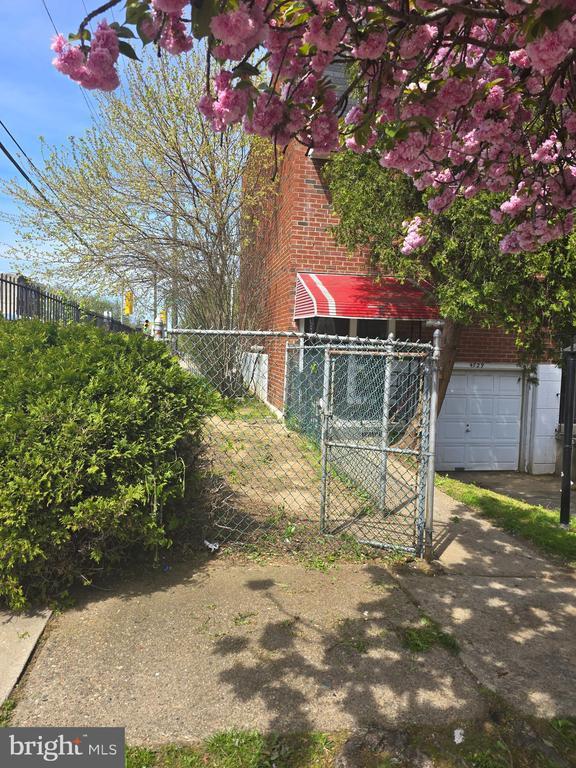 Primary Photo - 4729 Melon St