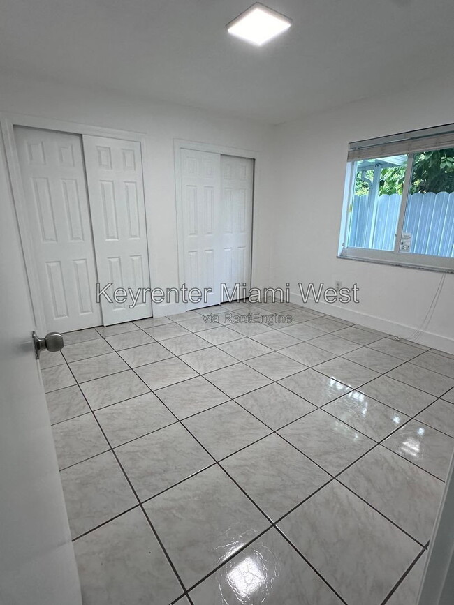 Foto del edificio - 1864 NW 27th St