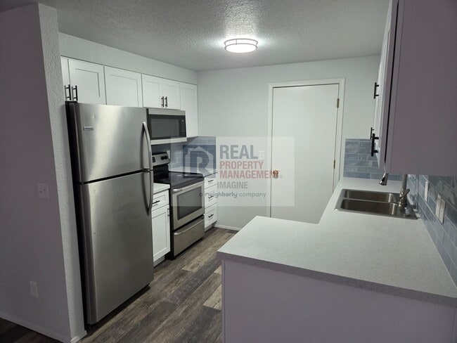 Foto del edificio - Check out this completely remolded 3 bedroom, 2.5 bath townhome!