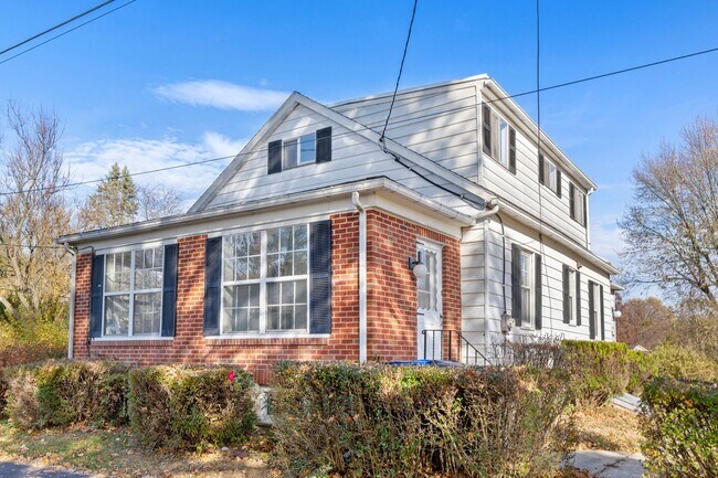 Foto del edificio - Welcome Home to a 2 bath 4 bedroom  home