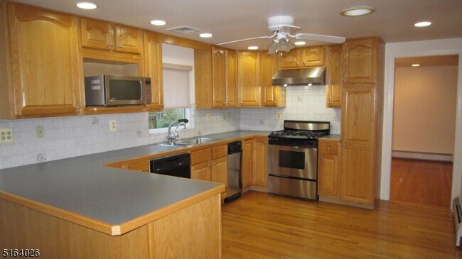 Building Photo - 34 Lewis Dr