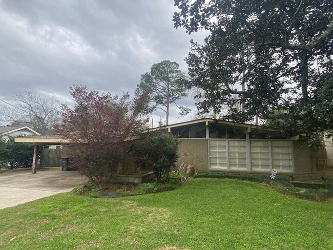 Building Photo - 3 Bedroom House in the Garden District