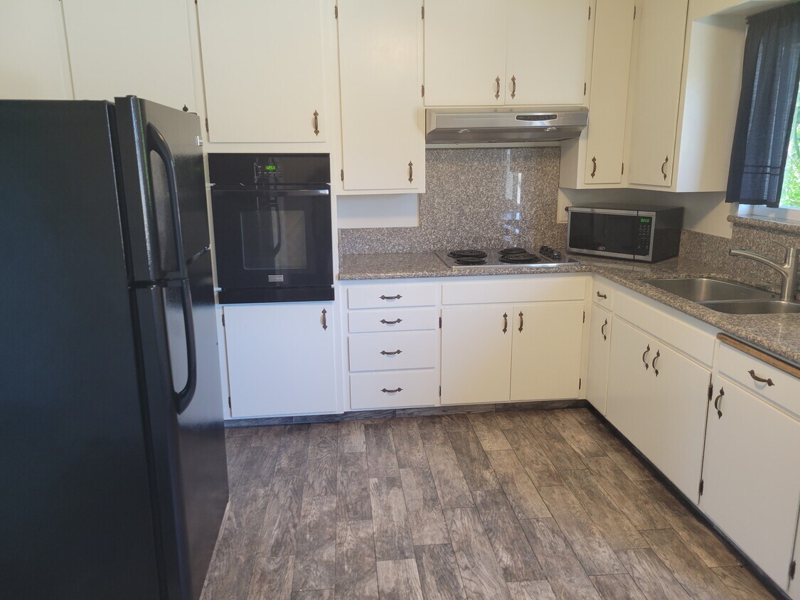 Newly remodeled kitchen with granite countertops - 783 Humboldt St