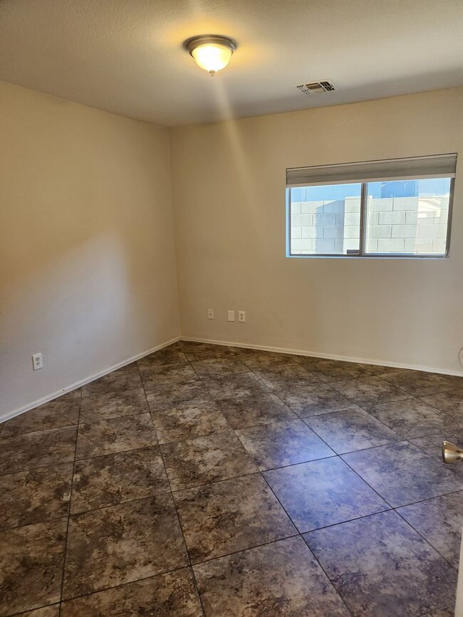 Building Photo - 3 bed, 2 bath, diagonal tile flooring, ove...