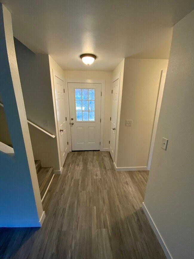 Foto del edificio - AVAILABLE NOW!!!!! West Olympia 2bdr 1.5bath Townhome w/ garage & parking