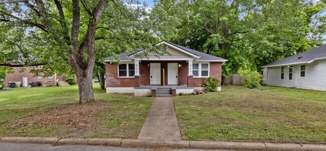 Building Photo - Charming Duplex in Clarksville!