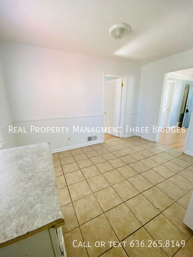 Building Photo - New Rehabbed 2-Bedroom Awaits You