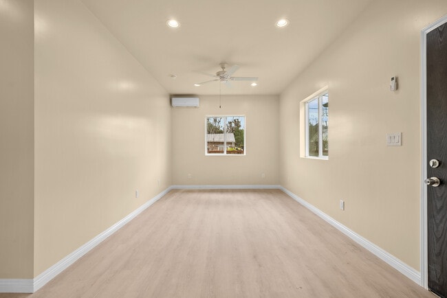 Building Photo - 146 S Parish Pl