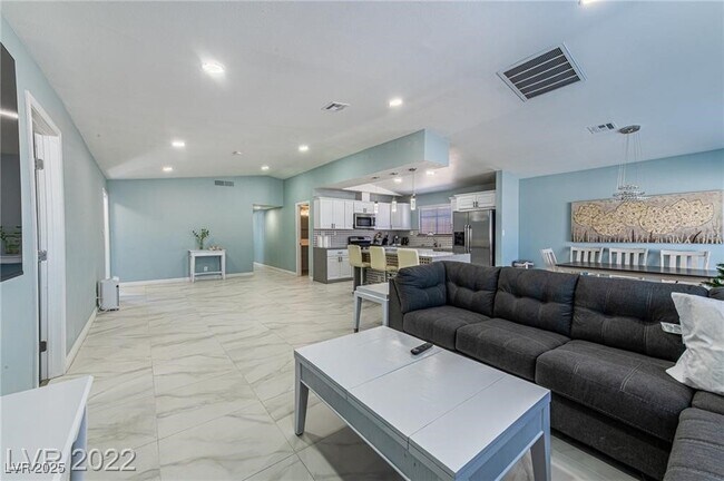 Foto del edificio - 6420 W Alomar Ave