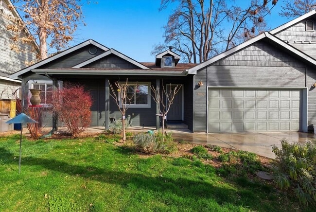 Building Photo - 3 Bedroom, 2 Bath, with 2 Car Garage Located on the Central Bench Rim