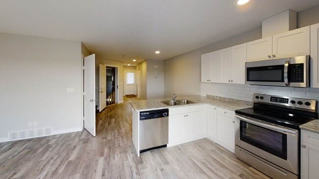 Building Photo - 9520-95113 113 Ave