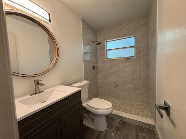 Building Photo - Newly Remodeled - 3 bedroom 2 bath - Ready to Move In!