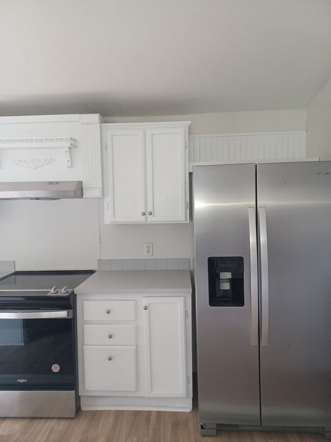 Building Photo - Freshly Remodeled