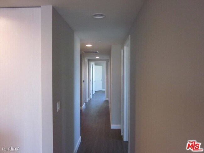 Foto del edificio - 5826 W Olympic Blvd