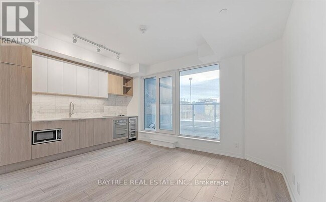 Photo du bâtiment - 2020 Bathurst St