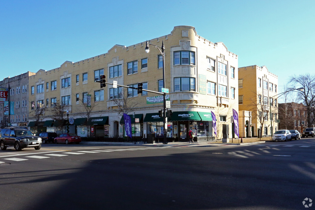 Primary Photo - Lamon Court Apartments