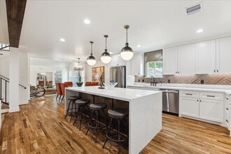 Building Photo - 805 English St