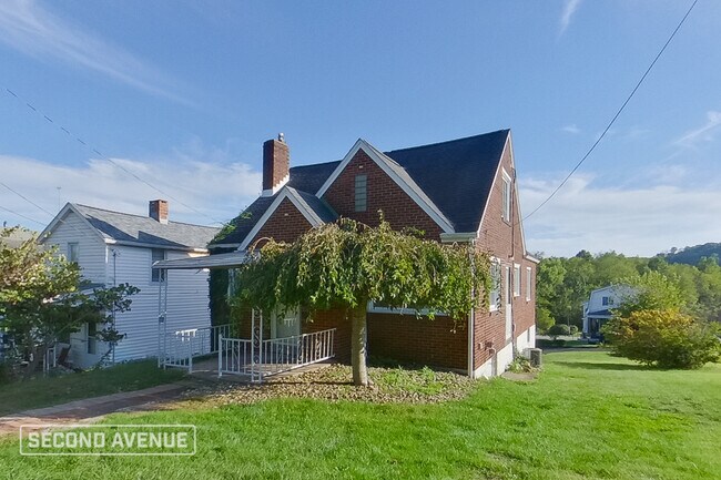 Building Photo - 2708 5th St