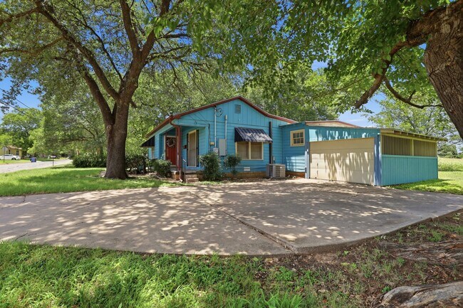 Building Photo - Great in Granbury