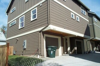 Building Photo - 2420 S Lane St