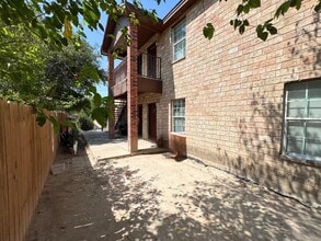 Building Photo - 418 W Plum St