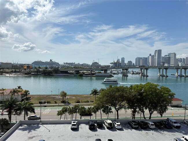 Foto del edificio - 801 N Venetian Dr