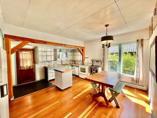 Foto del edificio - Charming Ronald Cabin Available through Ma...