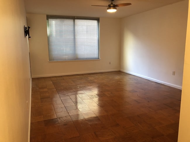 Studio #116 - 1301 20th St NW (Washington, DC) Apartment