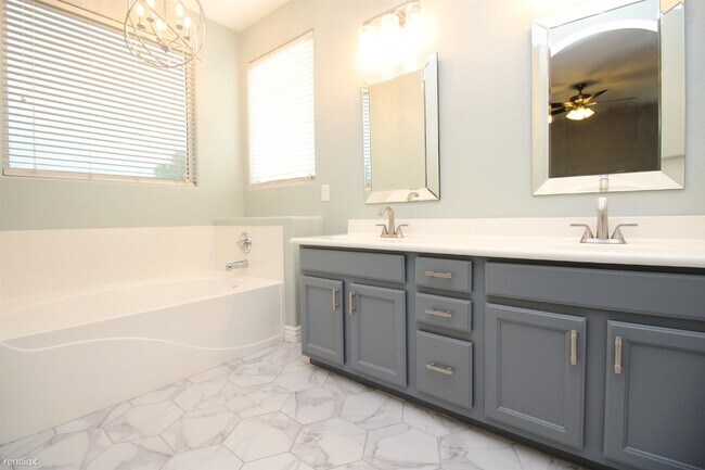 Building Photo - 4 br, 2.5 bath House - 3118 South Southwin...