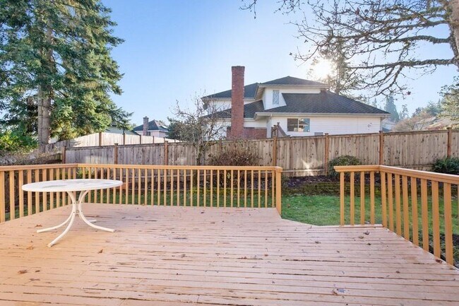 Building Photo - 4 bedroom in Bellevue WA 98008