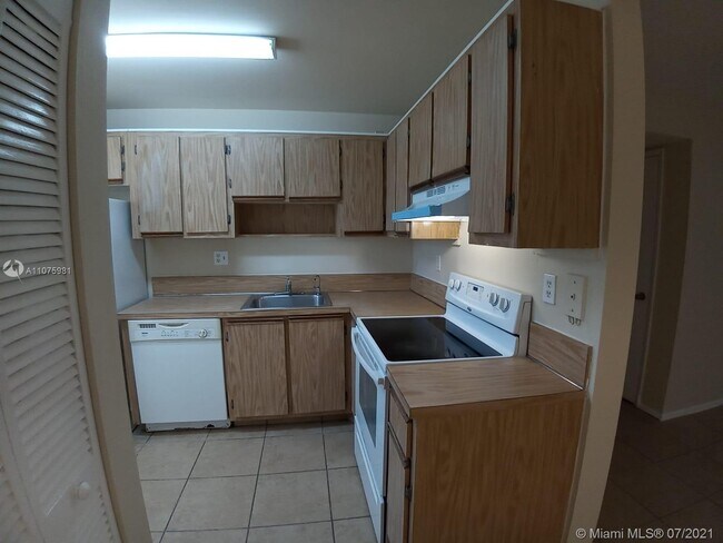 Building Photo - 507 Gardens Dr