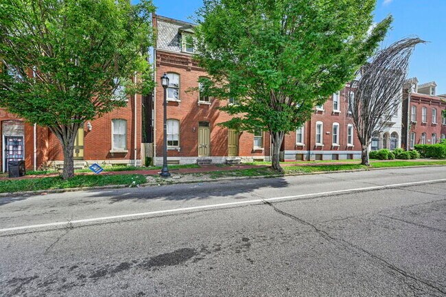 Foto del edificio - 1704 S Tucker Blvd