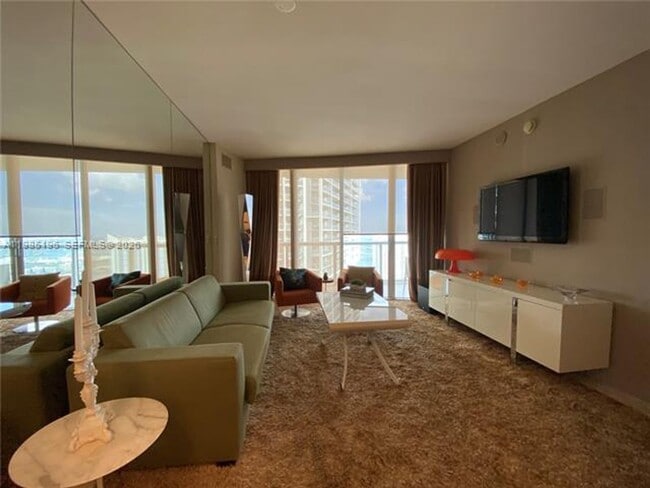 Building Photo - 495 Brickell Ave