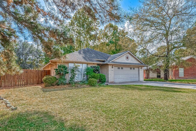 Foto del edificio - 7135 Woodland Oaks