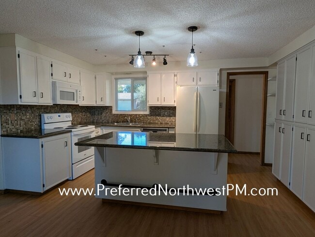 Building Photo - 3 Bedroom House with many upgrades!
