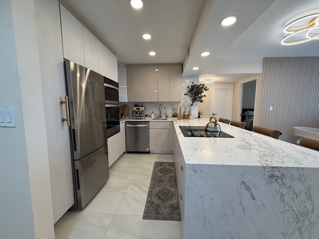 Fully equipped kitchen - 500 Three Islands Blvd
