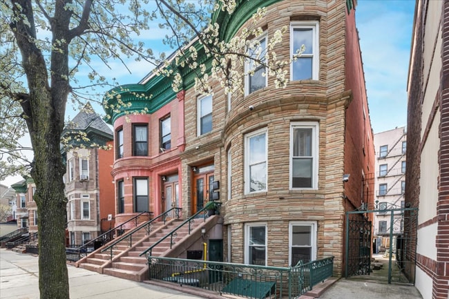 Building Photo - 952 E 156th St