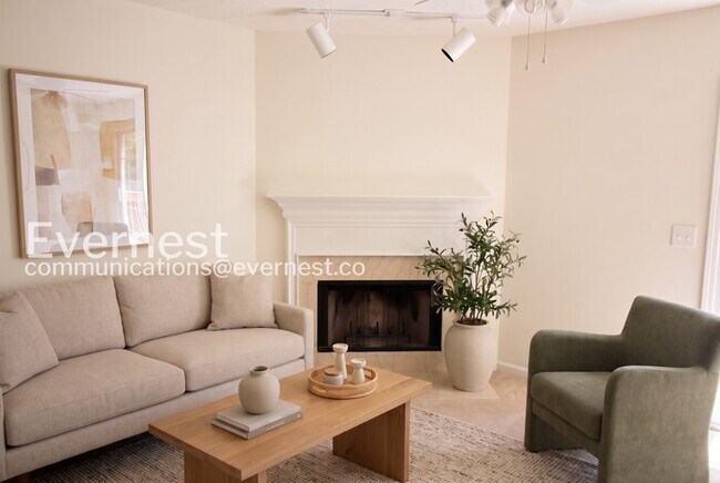 Foto del edificio - 2 Bed/2.5 Bath Town Home with Modern Amenities / Coming Soon!