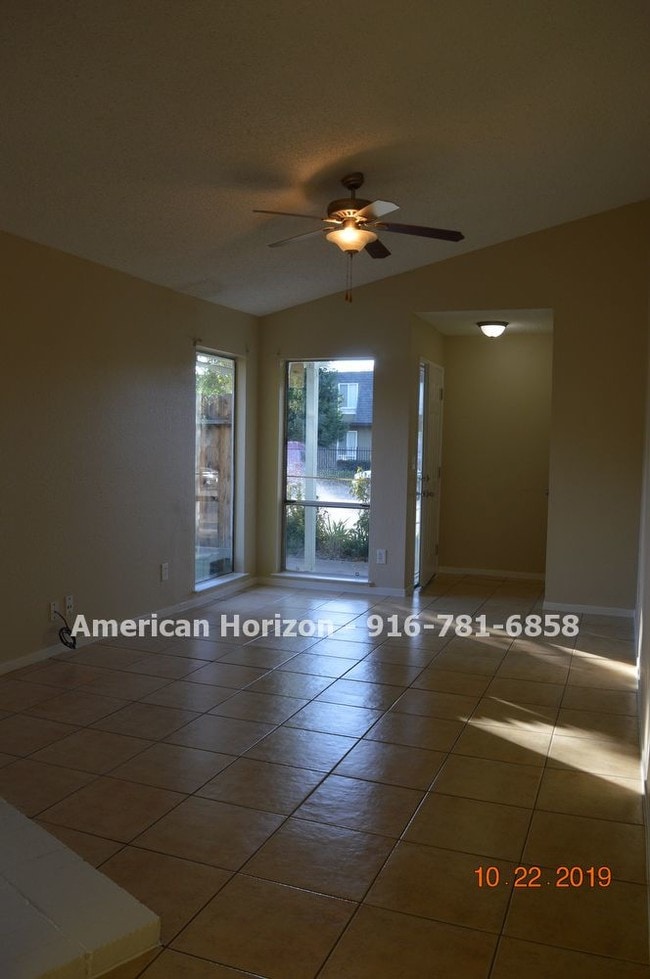Building Photo - 10437 El Mercado Dr