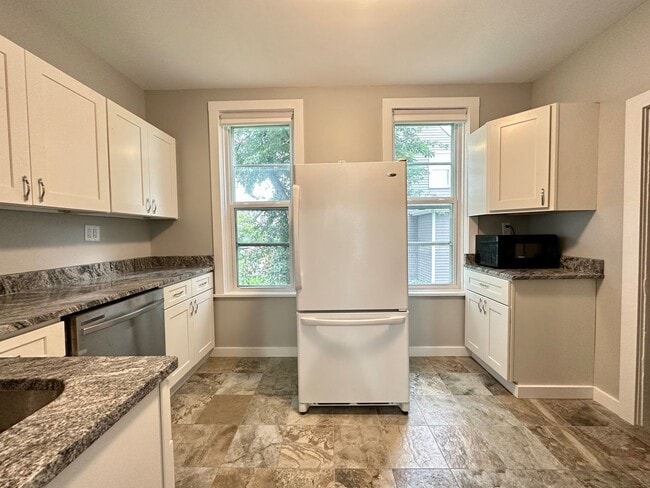 Foto del edificio - AVAILABLE MAY 2026 - 3 BED 1.5 BATH