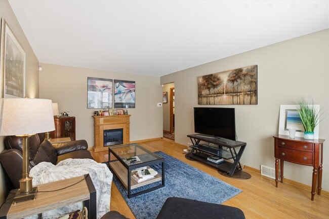 Building Photo - 5363 N Mont Clare Ave