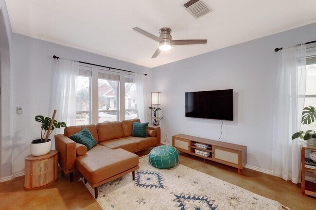 Foto del edificio - 4604 Best Way Ln