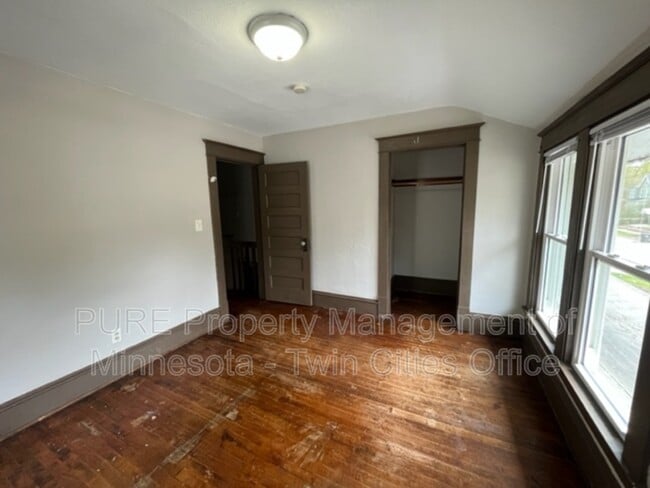 Building Photo - 225 Baker St E