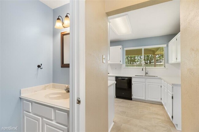 Building Photo - 3 br, 2.5 bath House - 20423 Lone Star Oak St