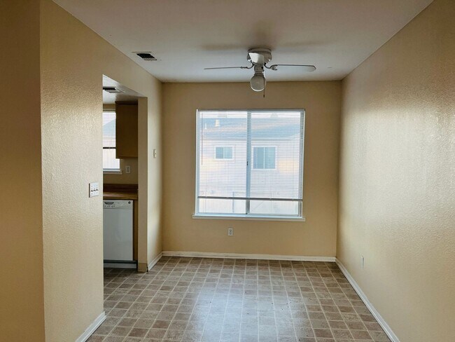 Foto del edificio - Nice and Cozy Upstairs Triplex Unit